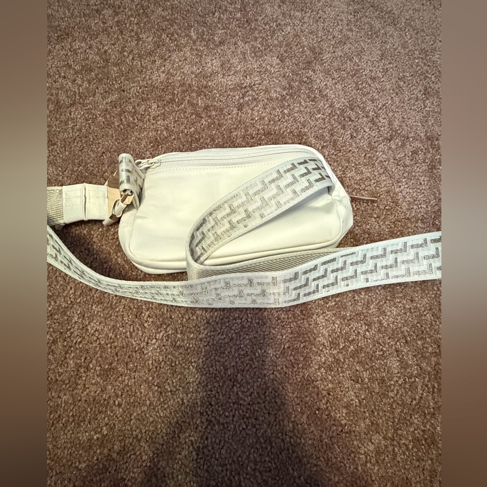 Lululemon Everywhere Belt Bag 1L Monogram Metallic-NWOT - Picture 2 of 2